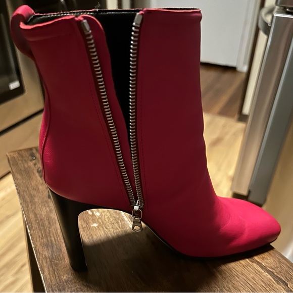 Gorgeous red rag n bone ankle boots with zipper on side - Picture 11 of 15